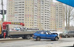 На улице Советская, сразу по двум направлениям движения раскидало. Фото "Грани"Трое пострадали в ДТП в Новочебоксарске