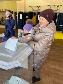Новочебоксарцы семьями участвуют в выборах Президента РФ Выборы-2024 