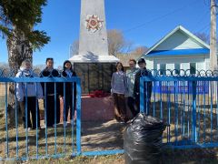 Новочебоксарские школьники навели порядок у памятников героям войны День Победы 