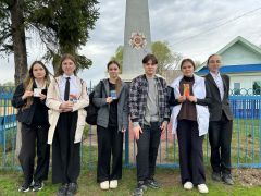 Новочебоксарские школьники навели порядок у памятников героям войны День Победы 