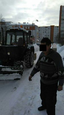 Пьяный тракторист. Фото А.ИльинаХам за рулем с меткой 21RUS Что делать?