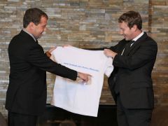 Марк Цукерберг подарил премьеру Д.Медведеву именную футболку. Фото с сайта www.12vestia.ruКак Марк первопрестольную посетил Марк Цукерберг IT-событие facebook 
