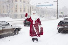 Дед Мороз подарил горожанам на прощанье обильный снегопад. Фото Станислава ВоробьеваЗасиделся ты, Дед Мороз! Погода 