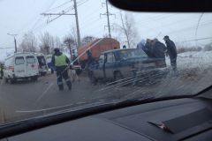 ДТП в ЧебоксарахВ Чебоксарах ВАЗовская «семерка» въехала в мусоровоз, пострадали 5 человек