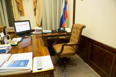Рабочий стол М.Игнатьева.jpgГлава Чувашии показал журналистам свой кабинет и один свой рабочий день один день из жизни Глава Чувашии 