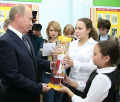 В Тренькасинской школе. Фото www.cap.ruВерный путь из КГБ в президенты Владимир Путин 