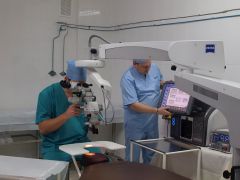 Врачи настраивают оборудование. Фото WWW.CAP.RU.Лазер против катаракты офтальмологическая больница лазер 