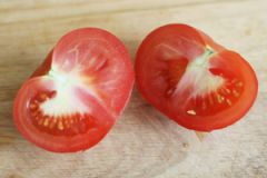 Если сердцевина томатов белая и жесткая  томаты 