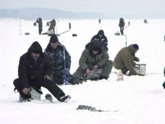 Бывает, на Волге спасатели насчитывают до 400 рыбаков одновременно. Фото Аллы МаксимовойНа лед  как на минное поле