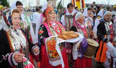 Гостей встречали хлебом-солью. Фото Бориса ФилатоваСело гуляло на радость всей республике День Республики 