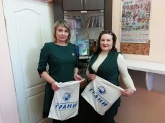 Члены жюри Оксана Драгункина (слева) и Светлана Александрова. Фото автораЗа здоровьем в “Грани”