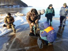 Спасатели сняли с оторвавшейся льдины троих рыбаков из Чебоксар