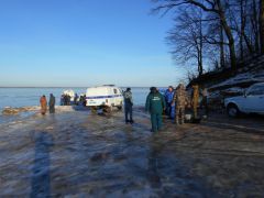 Спасатели сняли с оторвавшейся льдины троих рыбаков из Чебоксар