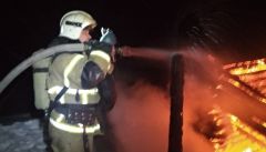 На пожаре. Фото МЧС по ЧРВ Чувашии вновь сгорел жилой дом пожар 