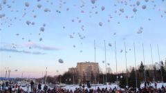 Новочебоксарцы отпустили в небо несколько сотен белых шаров в память о погибших при пожаре в Кемерово