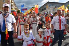 Шествие коллективов-участников фестиваля «Родники России» порадовало горожан и гостей столицы