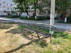 Так выглядят старые скамейки. Нужно ли возвращать их назад?Тротуар есть,  а дорога — будет Ремонт дворов 