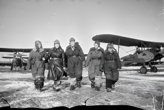 Советские летчицы у самолета У-2. Идет подготовка перед боевым полетом.  104 тонны бомб на головы немцам обрушила уроженка Алатыря Зоя Парфенова.Они не боялись Защитницы Отечества 