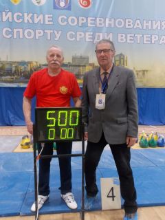 Новочебоксарец Анатолий Николаев  (слева) за полчаса поднял пудовую гирю 500 раз.Чувашские богатыри Гиревой спорт 