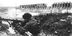 Бой у плотины Днепрогэса. 1943 год. Фото из ГосистархиваСпасти наших людей Исторические хроники 