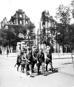 Советские солдаты в освобожденном 17 сентября 1943 года Бердянске.Спасти наших людей Исторические хроники 