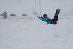 Участник Александр Панасенко показывает элементы фристайла.  Фото Ильи СтепановаПо снегу и ветру с воздушным змеем сноукайтинг 