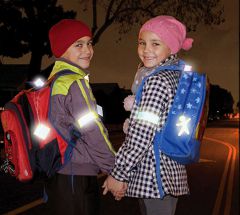 Так должны выглядеть школьники в вечернее время. Родители, позаботьтесь о том, чтобы сделать ребенка максимально заметным на дороге! Фото с сайта www.roads.ruПора выйти из сумерек