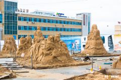 Так теперь выглядит выставка песчаных фигур.  Фото интернет-проекта на-cвязи.ruВандалы прошлись по скульптурам Палитра событий 