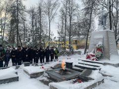 В день рождения Вячеслава Винокурова школьники города  Сычевки возложили цветы на его могилу.Без вести не пропадают День Героев Отечества 