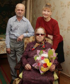 Анастасия Анашкина с сыном и женой второго сына. Фото Марии СМИРНОВОЙСекрет долголетия — в труде