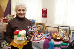 Надежда Зайкова представила на выставке вязанные крючком вещи. Фото Марии СмирновойЖить, а не выживать