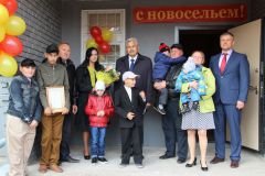 vruchieniie.jpgВ Новочебоксарске многодетная мать и шесть ее детей получили новую квартиру многодетная мама квартиры льготникам Дети 