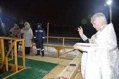Отец Сергий освящает купель в подходном шлюзовом канале.Ночь на Крещение 19 января — Крещение Господне 