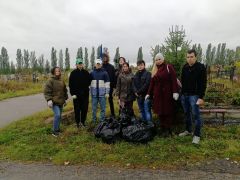 ВолонтерыВолонтеры акции "Память" убрали мусор на кладбище Новочебоксарска волонтеры 