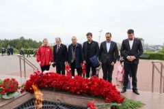 Возложение цветовЧлены ОНФ зажгли "свечи памяти" в чебоксарском парке Победы свеча памяти 