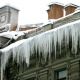 Ледяная глыба, упавшая с крыши в Петербурге, убила ребенка