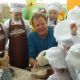 «Поедем, поедим!» в Чебоксарах: ледяная карусель и запеченный лещ в газете удивили Джона Уоррена