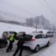 Сотрудники ГИБДД Чувашии помогают водителям, застигнутым снегопадом снегопад 