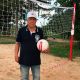 Волонтер из деревни Сутчево обустроил волейбольную площадку волонтеры 