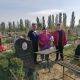 Волонтеры помогли жительнице Санкт-Петербурга очистить могилу ее матери от травы на новочебоксарском кладбище Грани помогают 