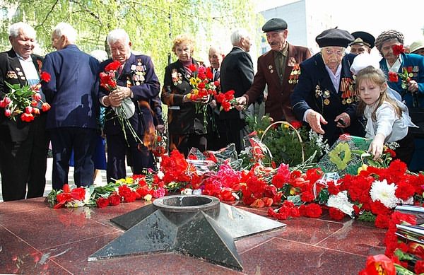 Ветераны возложили цветы к памятнику павшим в годы  войны. Фото Валерия Бакланова. 