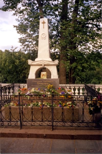 Могила Пушкина в Святогорском монастыре.