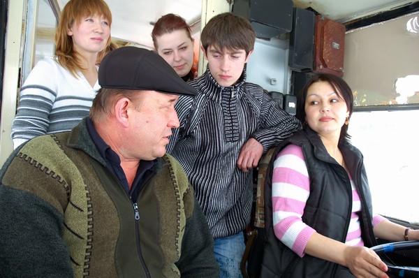 Наставник В.Вилков с учениками. Фото Валерия Бакланова.