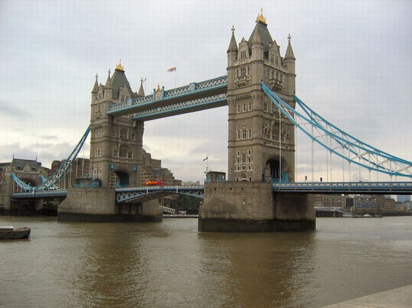 Традиции старого Лондона (Знаменитый тауэрский мост через Темзу)