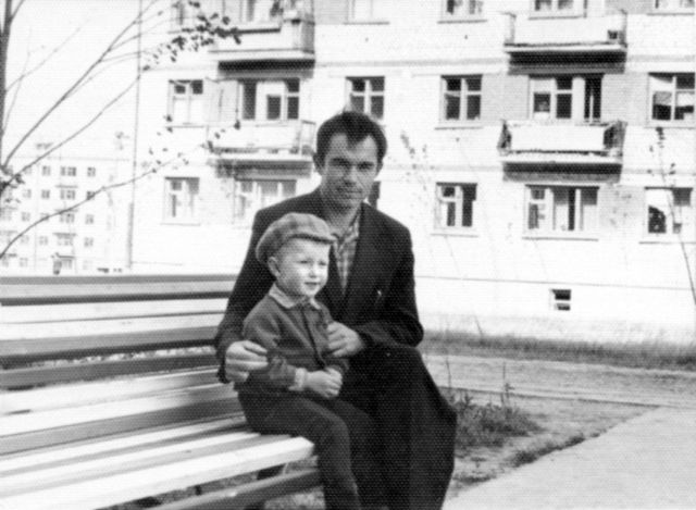 Валерий Сироткин с младшим сыном Александром возле дома № 6 по ул. Советской. 1968 год.  Фото из семейного альбома В.Сироткина.