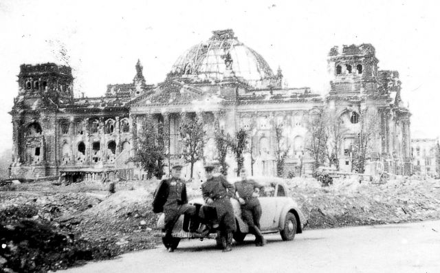 У развалин рейхстага, 12 мая 1946 года (В.Тарасов крайний слева).