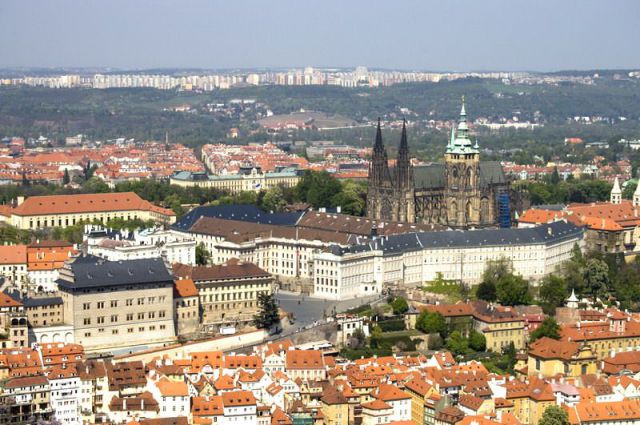 Вид на Пражский град с Петржинской башни. Фото автора.