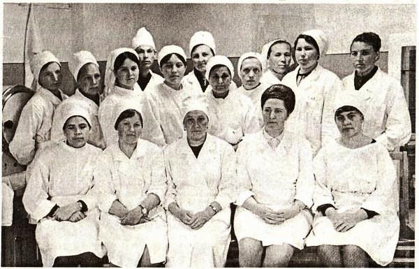 Коллектив поликлиники (вторая справа в первом ряду — Г.Игнатьева). 1969 г.