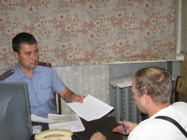 Прием граждан в УПМ № 1 ведет участковый Александр Красильников. Фото автора.