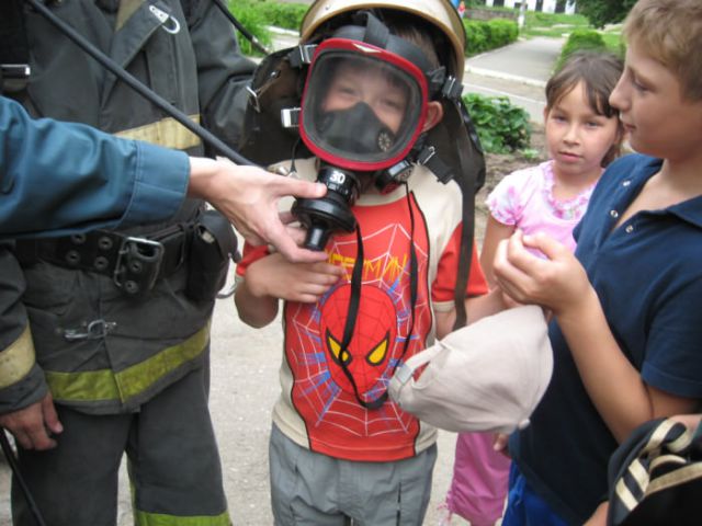 В маске пожарного